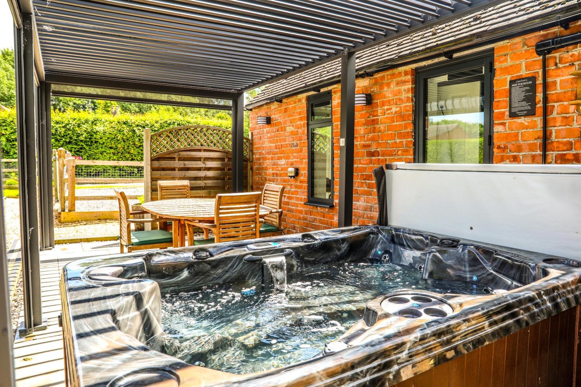 Cottage With Hot Tub - Near Cheltenham And Tewkesbury Exterior foto